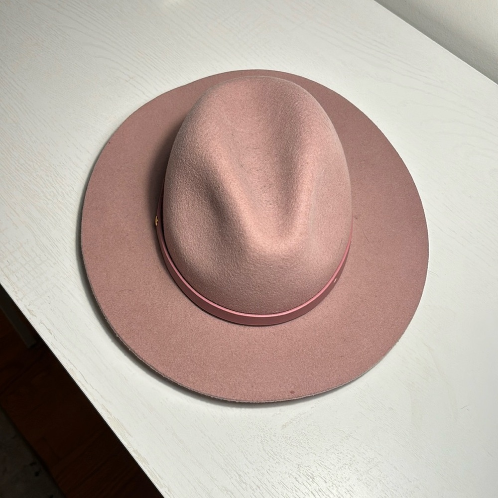 Mauve pink wall hat with leather band